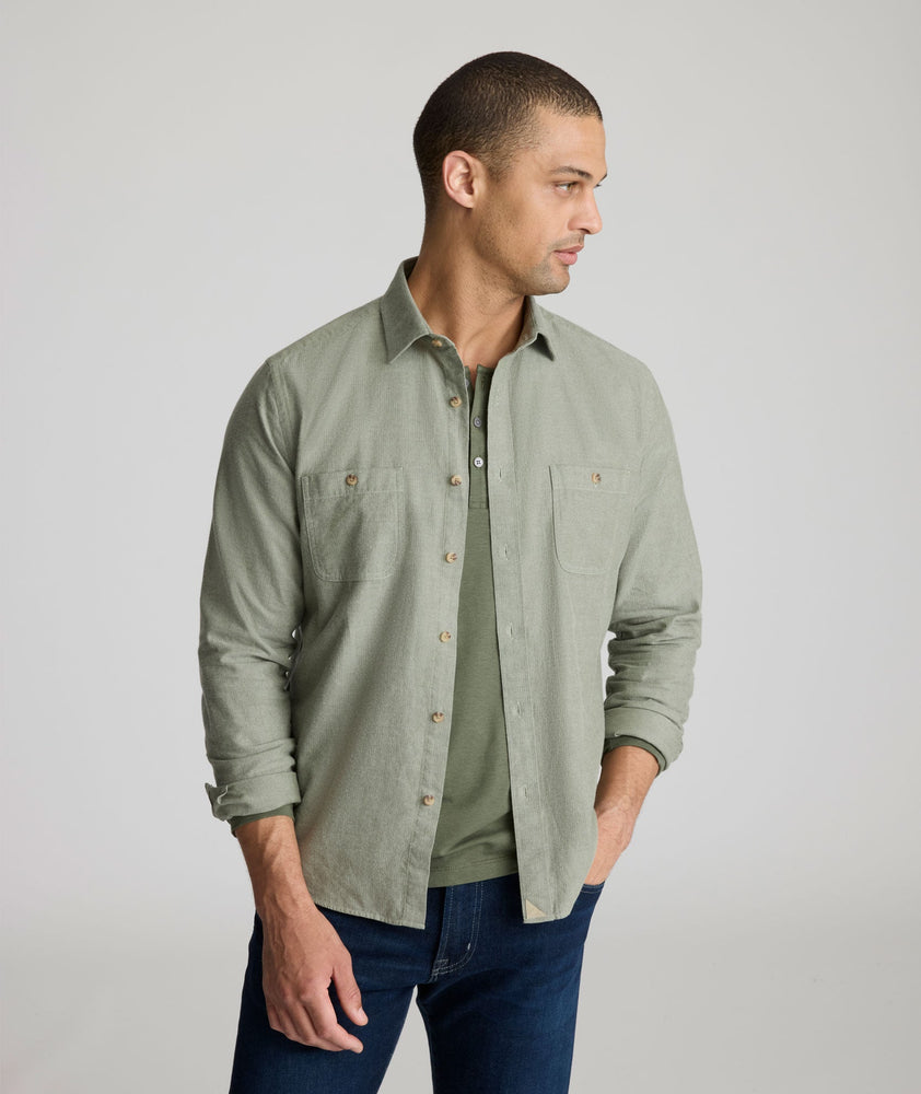 Model is wearing UNTUCKit Hemsworth in beetle.