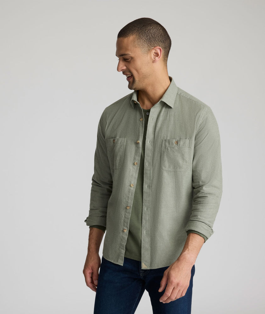 Model is wearing UNTUCKit Hemsworth in beetle.