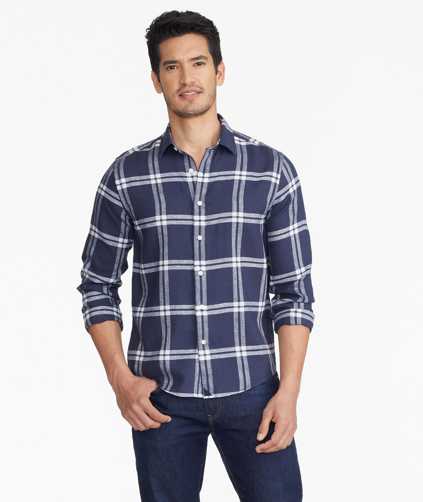 Model wearing a Navy Ovada WR - Navy