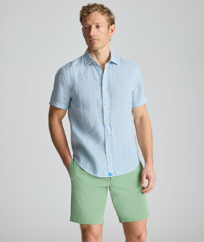 Model is wearing UNTUCKit Linen Short-Sleeve Redcroft Shirt. 
