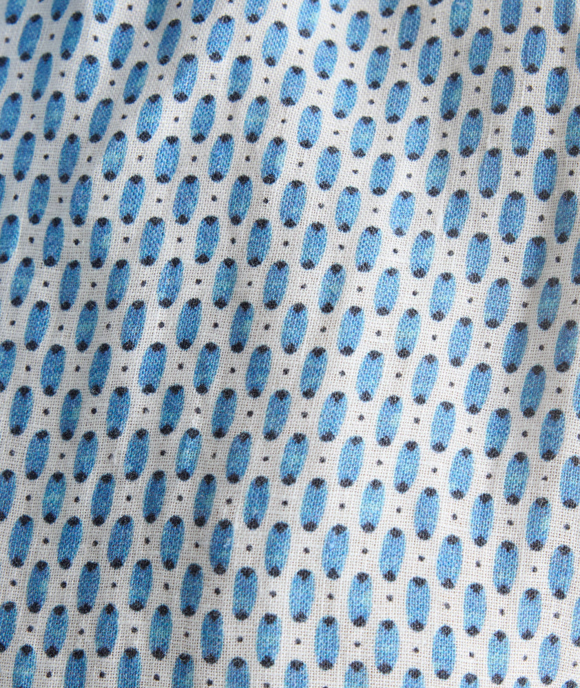 Model is wearing UNTUCKit Linen Short-Sleeve Redcroft Shirt. 