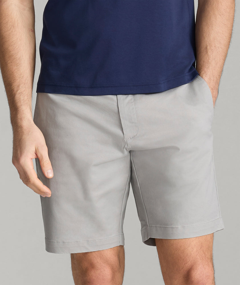 Model is wearing UNTUCKit 9"inch chino short in gray. 